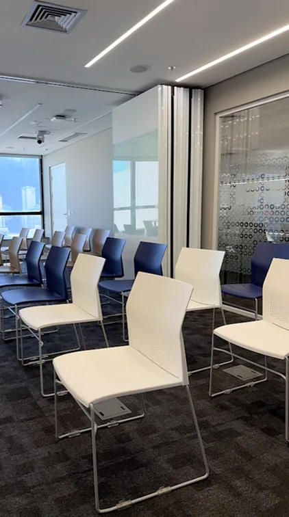 Sala de imersão no prédio da TOTVS em Botafogo, com cadeiras enfileiradas